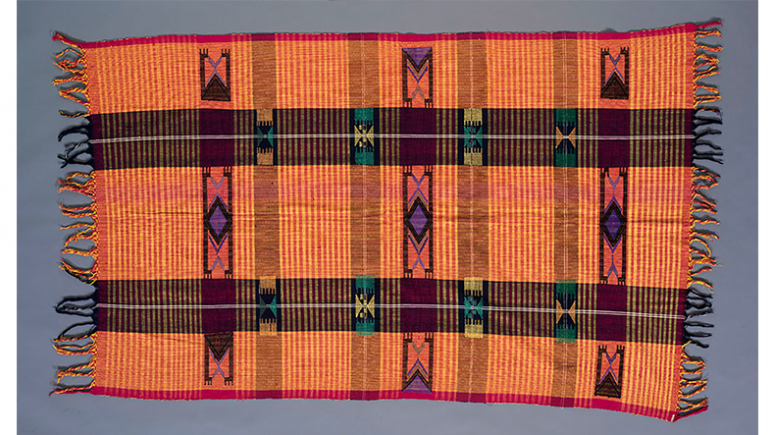 Tissu Akwete. Nigéria. 1959. Coton tabby avec trames de motifs supplémentaires. 959.252.3 Don de Sir Lionel Brett.