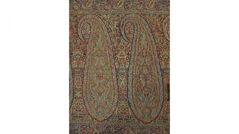 Textile rectangulaire complexe avec des motifs paisley et floraux ornés dans des tons de terre sourds.