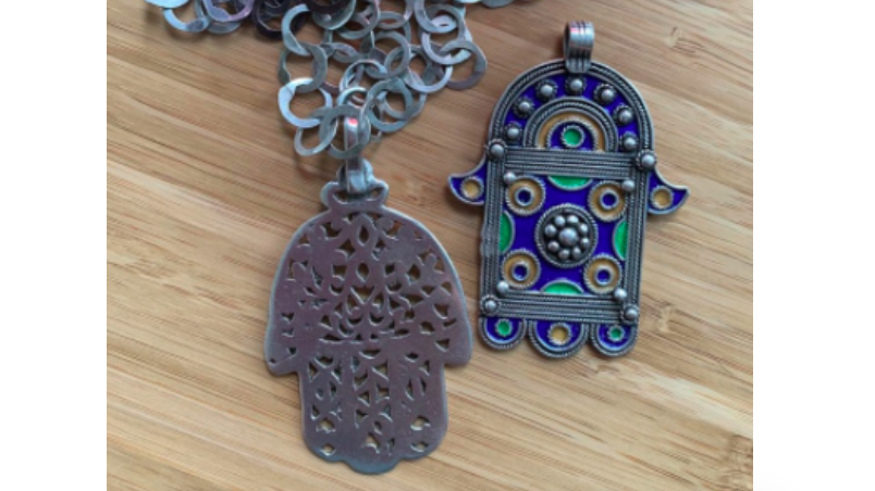 Amulette portée sur un collier