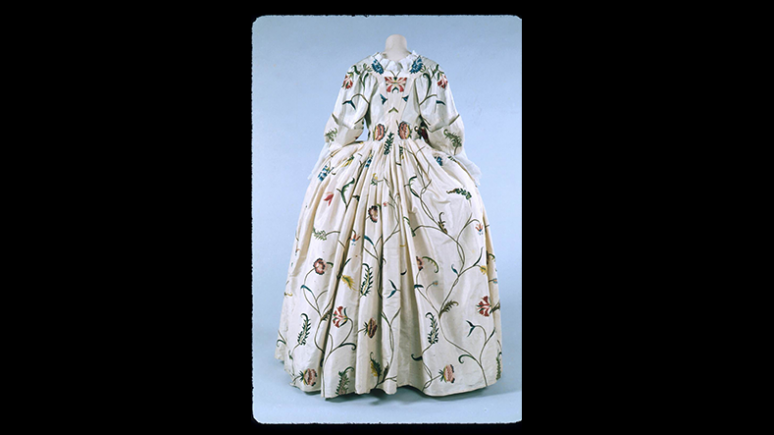 Robe de femme en brocart fleuri avec une large jupe et des manches longues, 1775-1777.