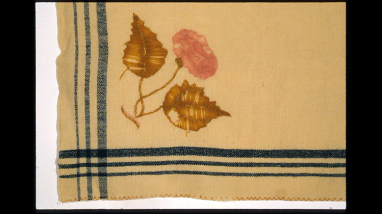 Couverture en rose. Nord-est des Etats-Unis. 1875-1899. Tabby en laine brodée. 966.242.11. Don de Louise Hawley Stone.