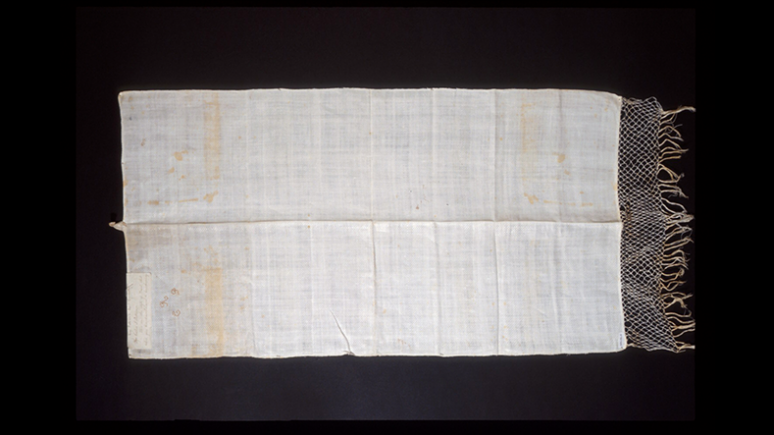 Serviette de bain. Nord-est des Etats-Unis. 1800-1820. Lin avec frange en filet. 989.294.9 Don de Mr. Bernard Radley.
