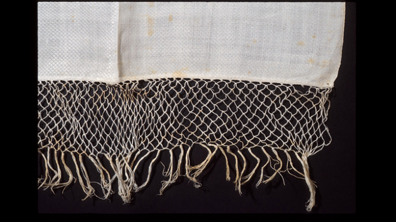 Serviette de bain. Nord-est des Etats-Unis. 1800-1820. Lin avec frange en filet. 989.294.9 Don de Mr. Bernard Radley.