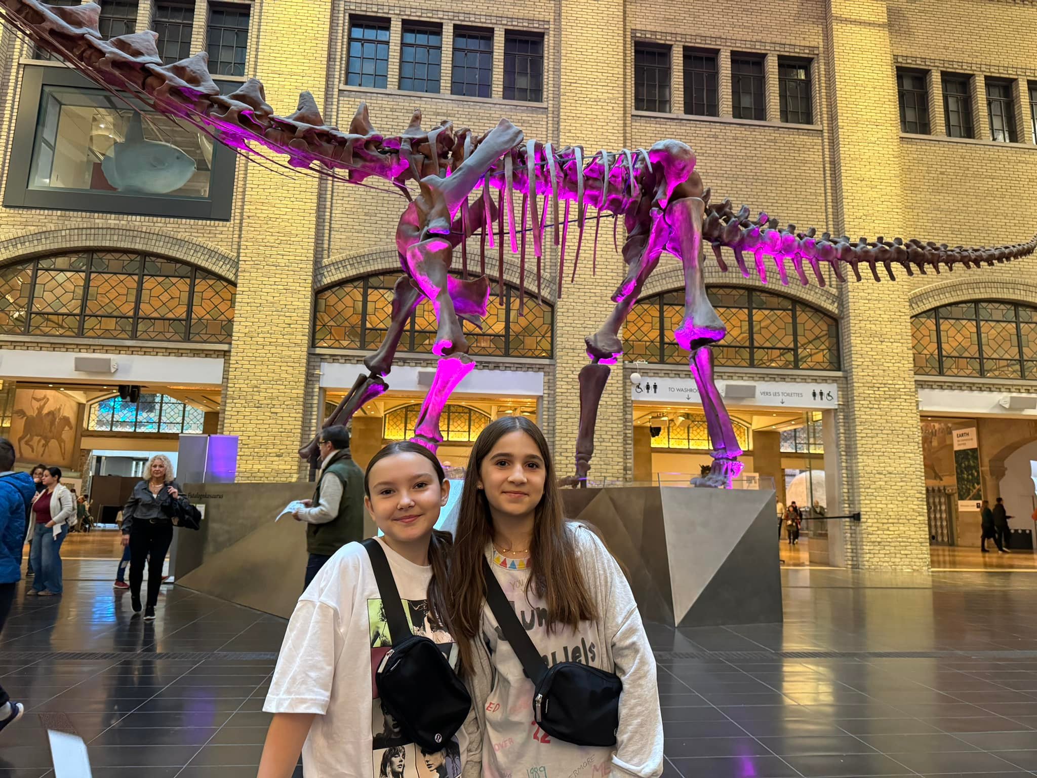 Deux fans de Swift posent devant le Futalognkosaurus du ROM