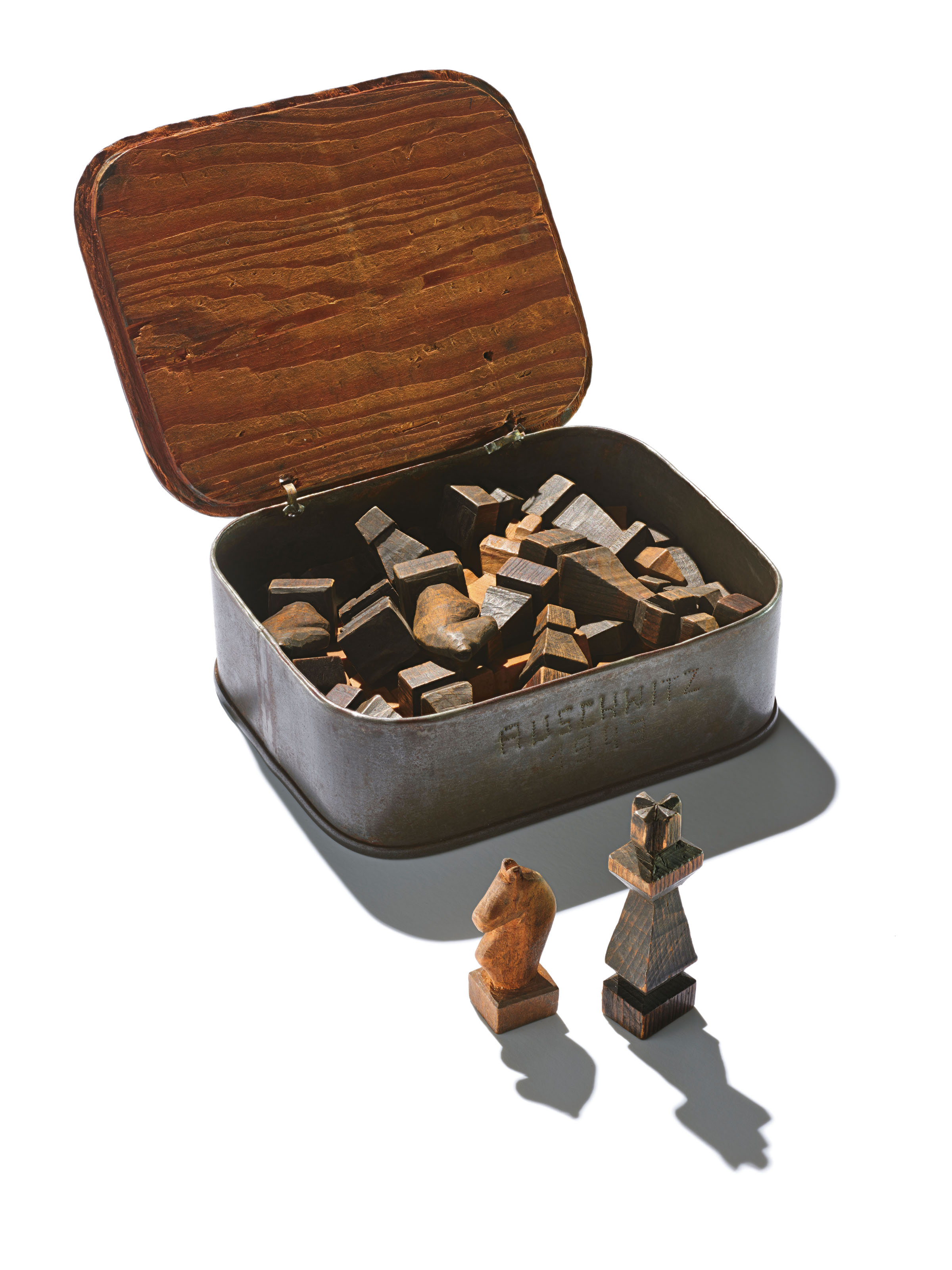 Jeu d'échecs fabriqué par un prisonnier avec une boîte de rangement faite d'une boîte de sardines.