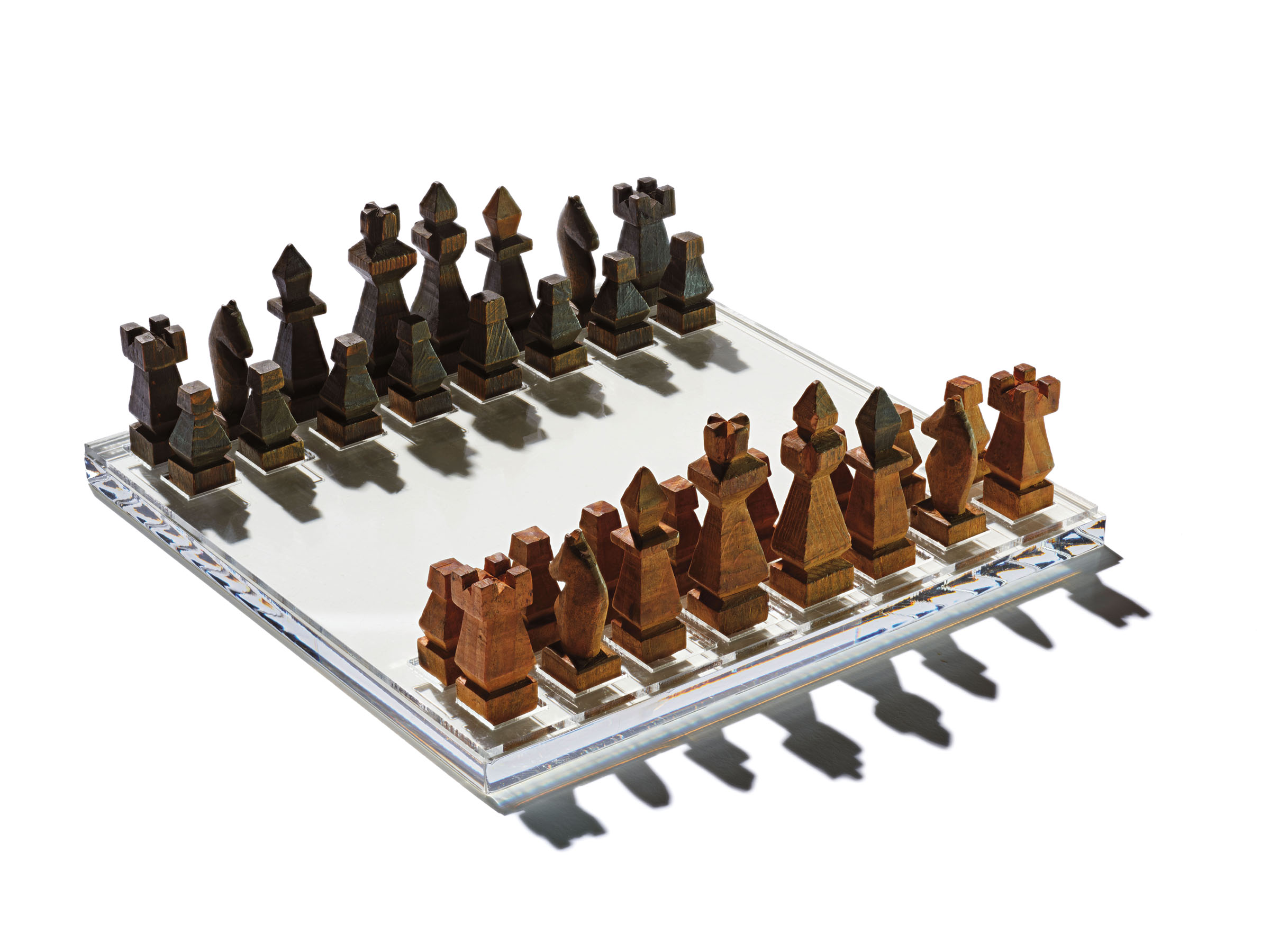 Jeu d'échecs fabriqué par un prisonnier avec une boîte de rangement faite d'une boîte de sardines.