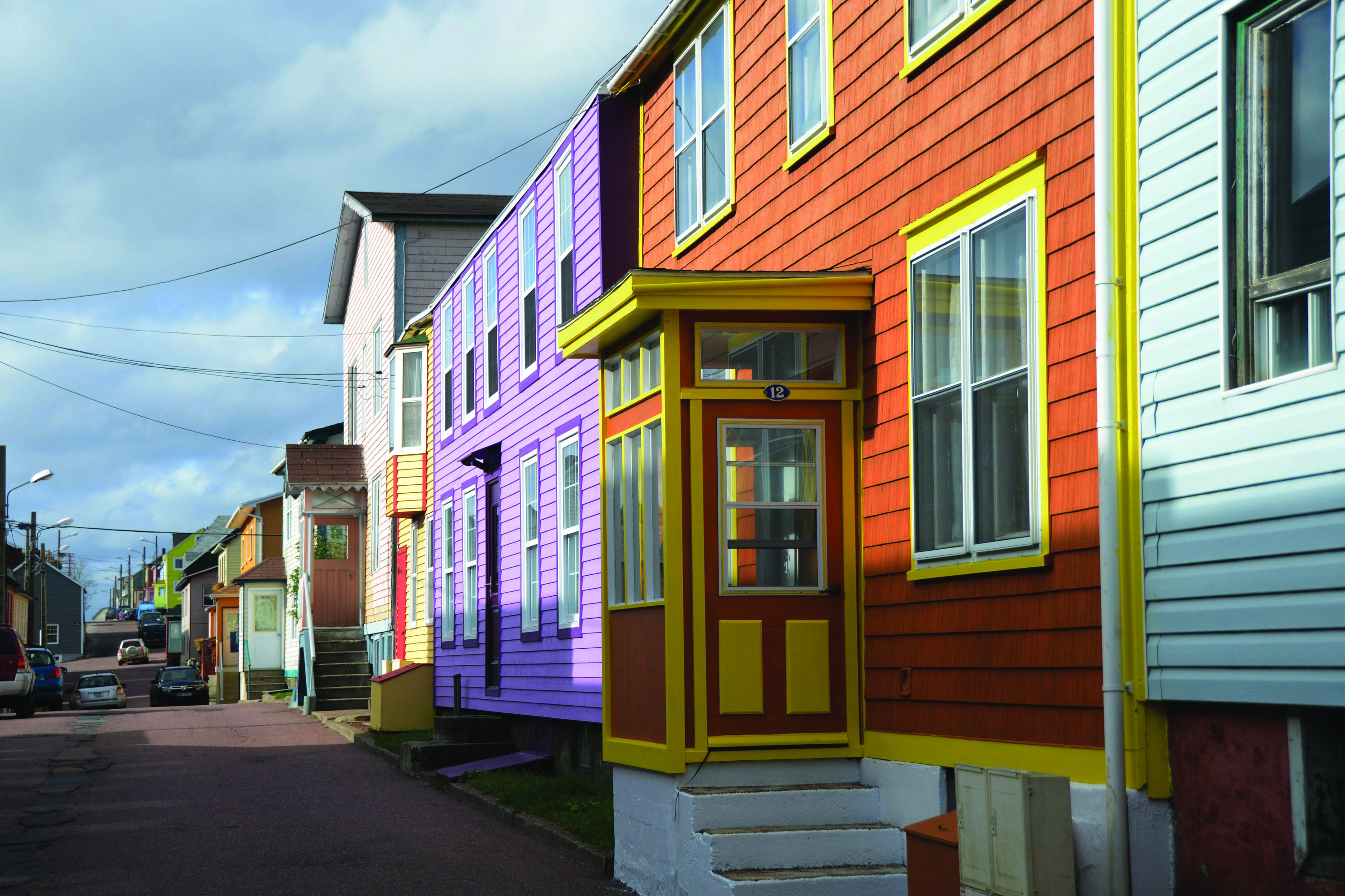 Une rangée de maisons colorées.