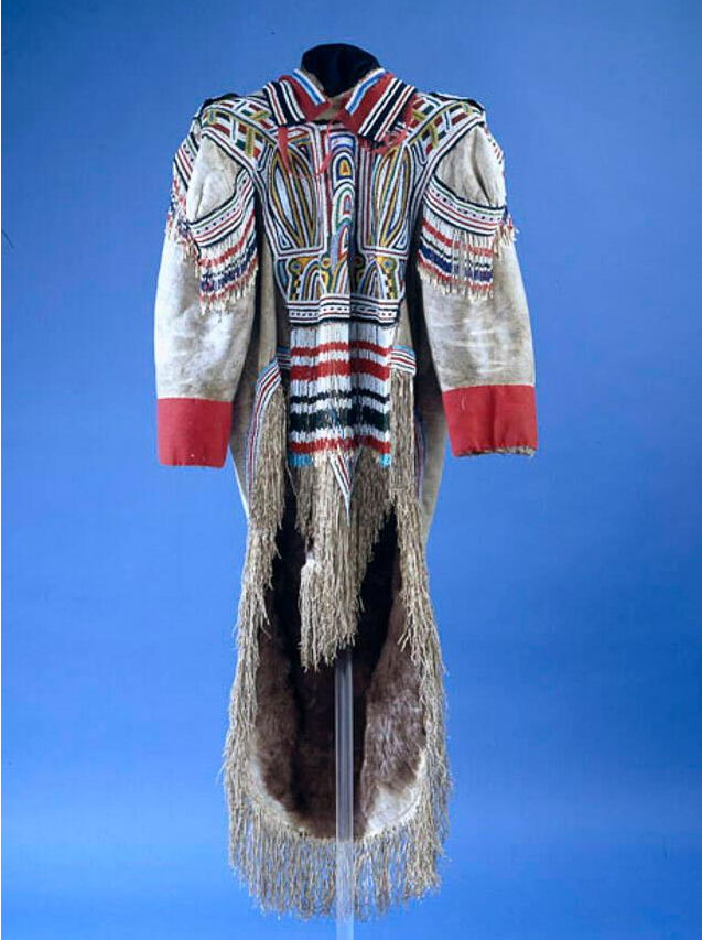 Parka en peau de caribou grise décorée de motifs complexes rouges, noirs, blancs et bleus faits de perles.