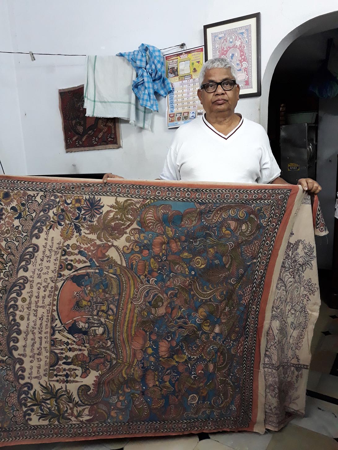 Homme tenant un textile imprimé