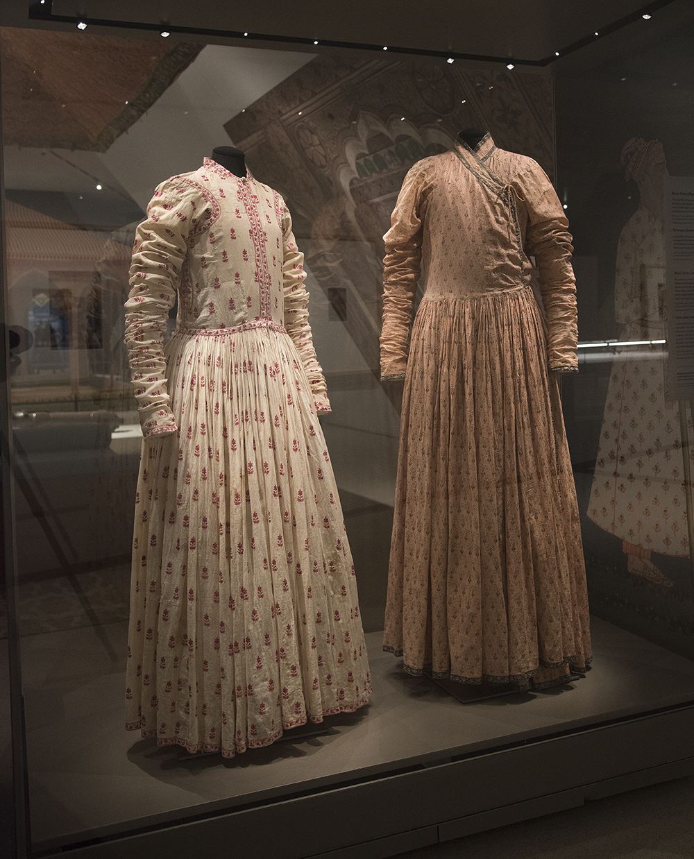 Robe d'homme (angarkha), fin du XVIIIe siècle-début du XIXe siècle. Brodée de coton blanc et de fils de soie.