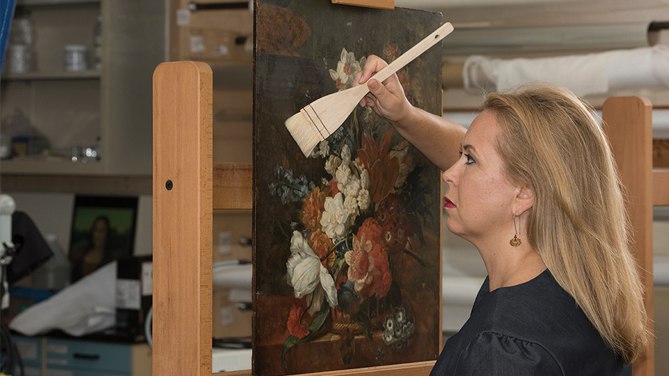 Heidi Sobol travaillant sur une peinture.