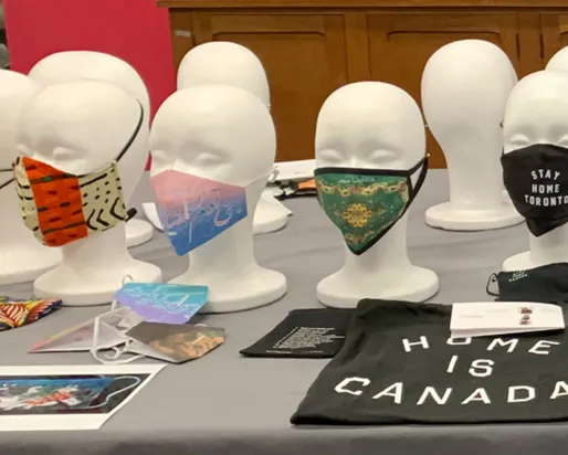 Un ensemble de mannequins sur une table portant des masques.