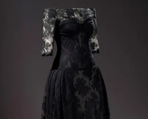 Robe en dentelle noire sur monture
