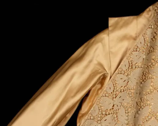 Veste Dior sur fond noir.
