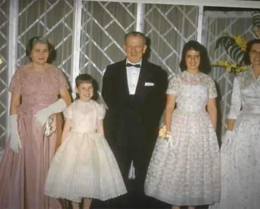 Portrait de famille en robe de soirée.

