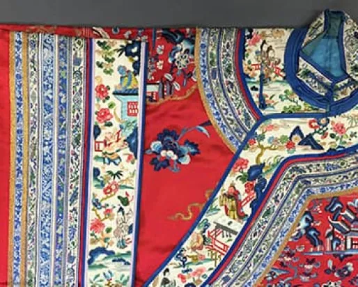 Top à motifs floraux.
