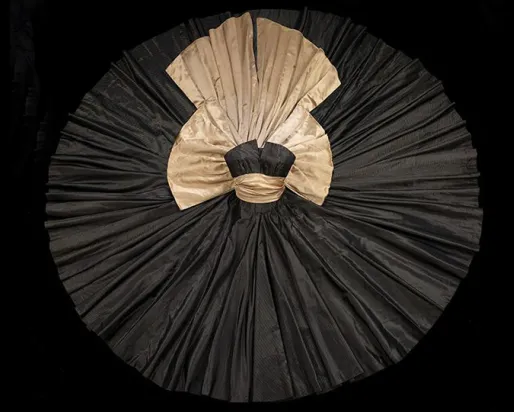 Robe Dior sur fond noir
