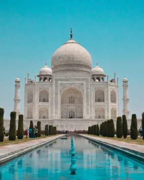 Un bâtiment blanc avec un dôme et quatre tours