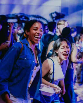 Image de deux femmes s'amusant à Rom after Dark