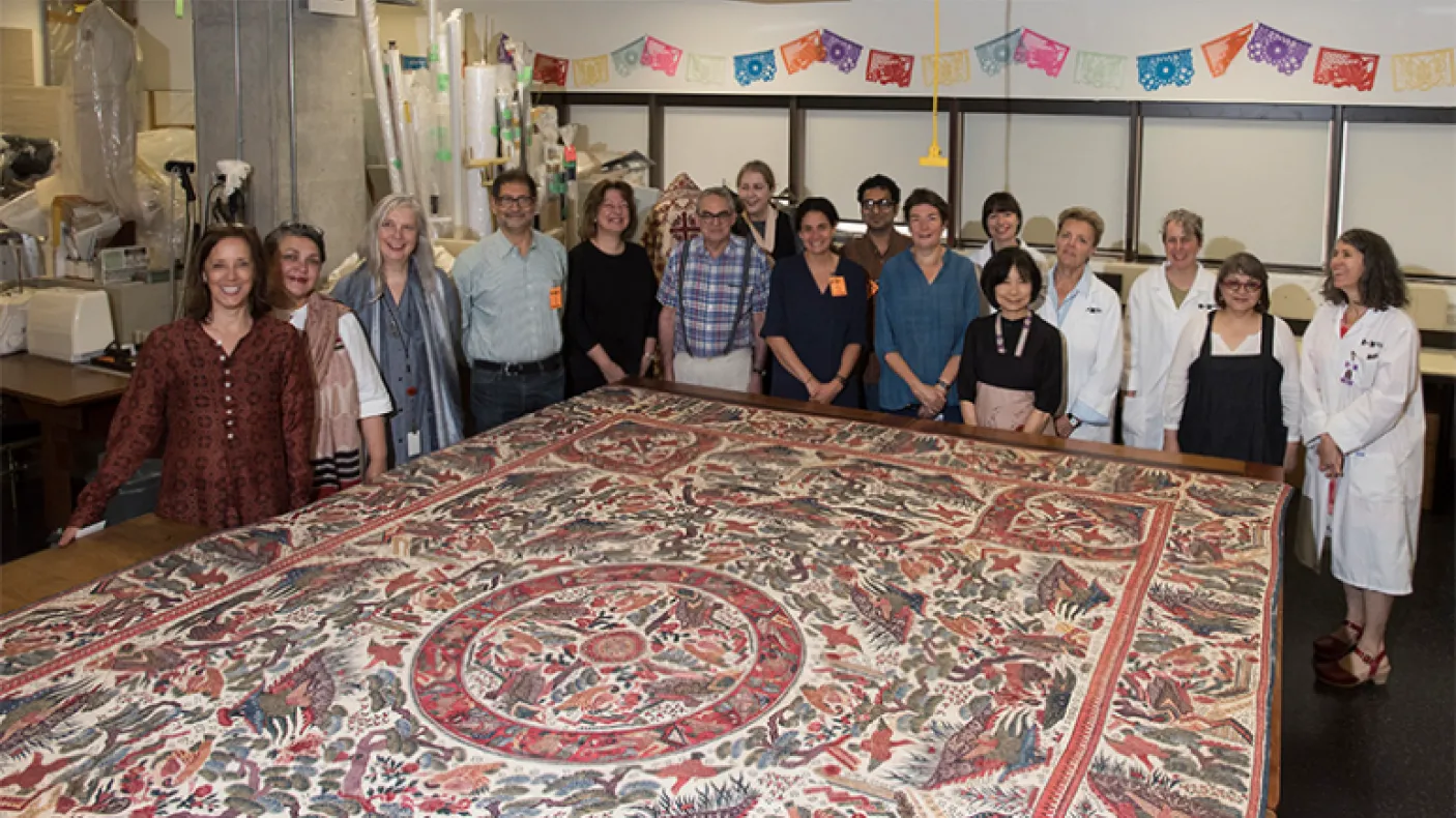 Photo du personnel du ROM à l'atelier de chintz indien.