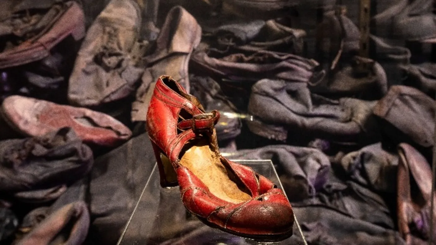 Chaussure de femme appartenant à une déportée inconnue à Auschwitz (années 1940).