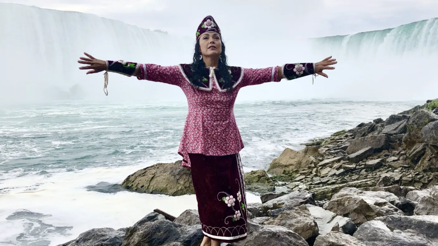 Femme debout devant les chutes du Niagara