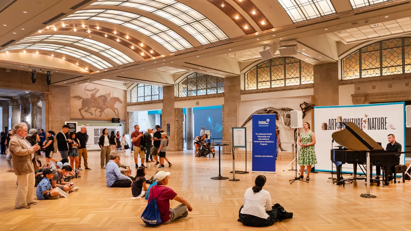 Rassemblement autour d'un spectacle au rez-de-chaussée du Musée royal de l'Ontario. 