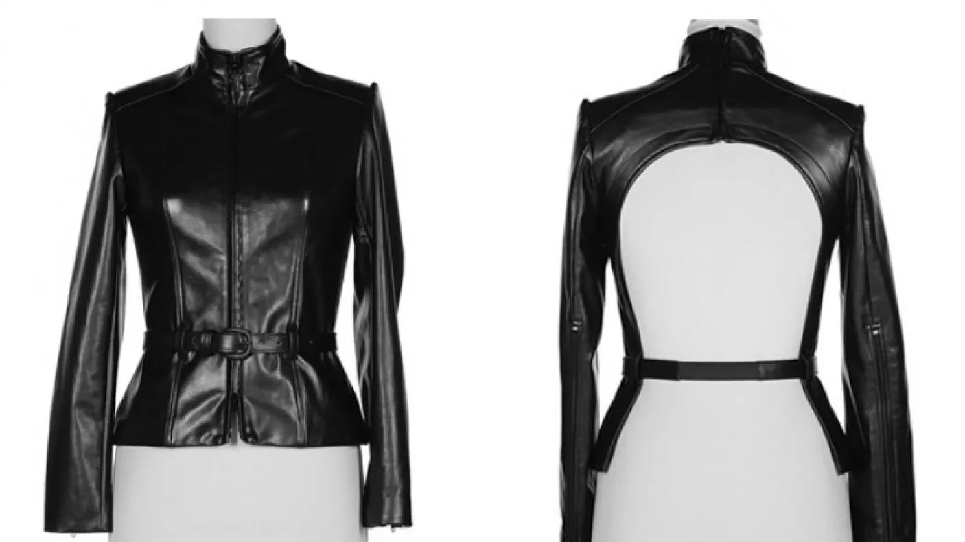 Vues avant et arrière d'une veste en cuir noir avec un col haut et une grande découpe ouverte dans le dos.