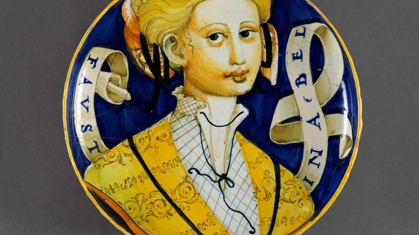 Assiette en poterie italienne avec une femme peinte dessus.
