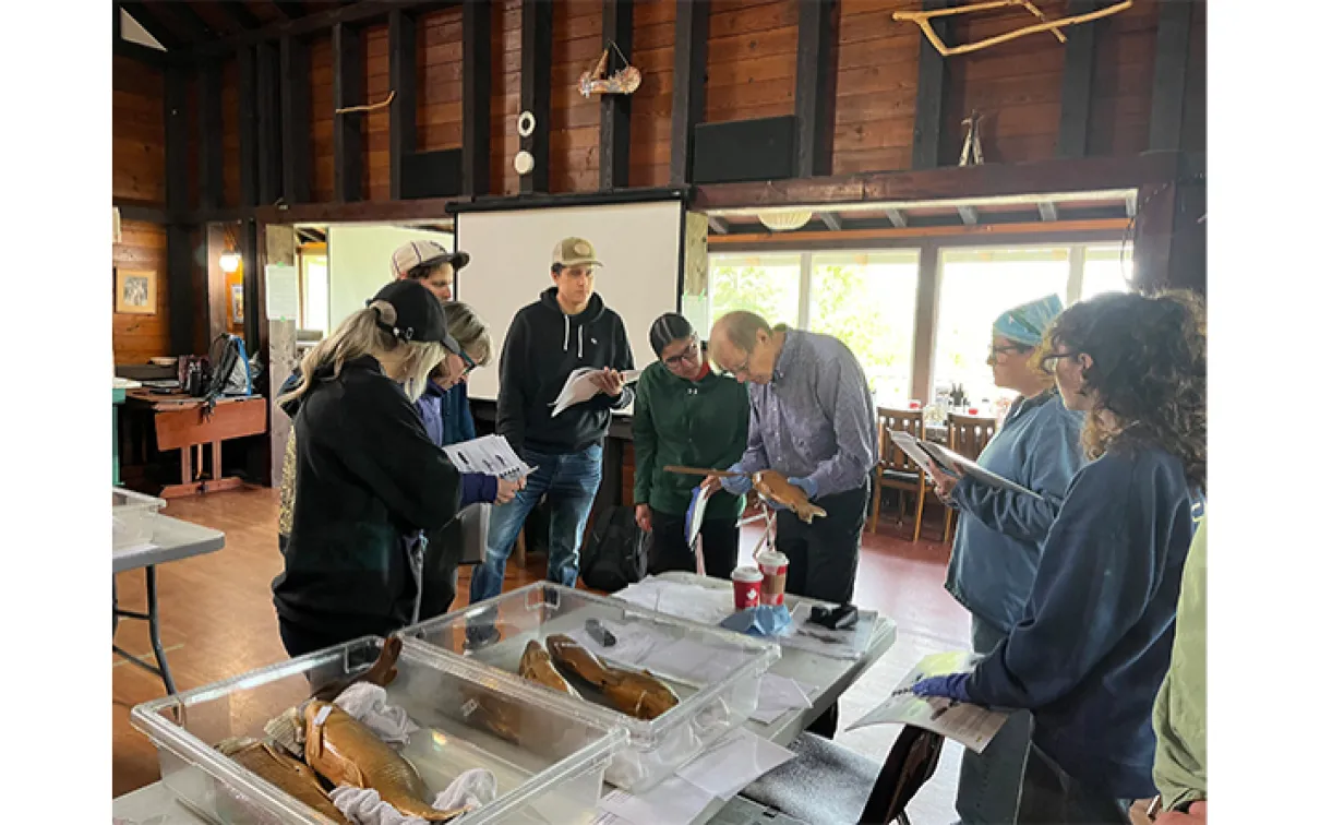 Groupe de personnes de l'atelier réunies autour d'une table