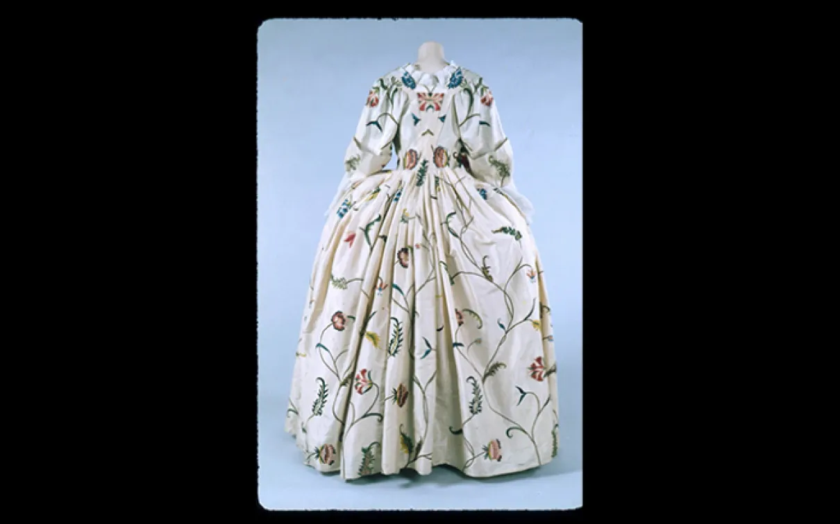 Robe de femme en brocart fleuri avec une large jupe et des manches longues, 1775-1777.
