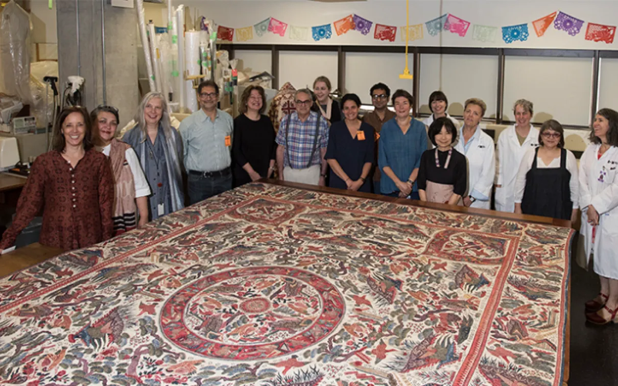 Photo du personnel du ROM à l'atelier de chintz indien.