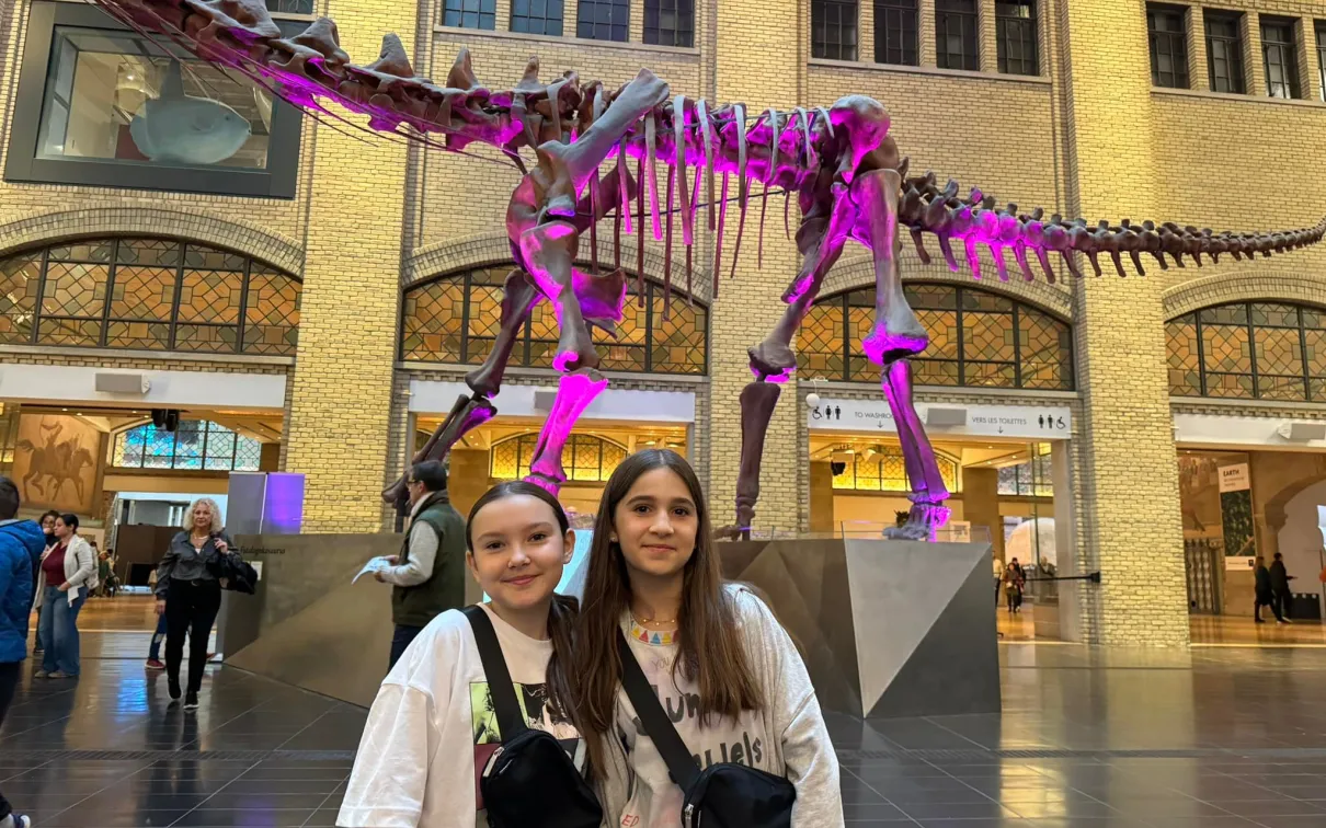 Deux fans de Swift posent devant le Futalognkosaurus du ROM