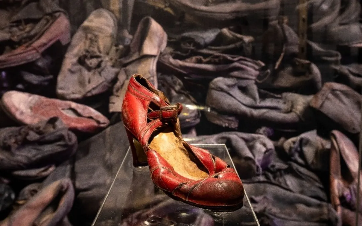 Chaussure de femme appartenant à une déportée inconnue à Auschwitz (années 1940).