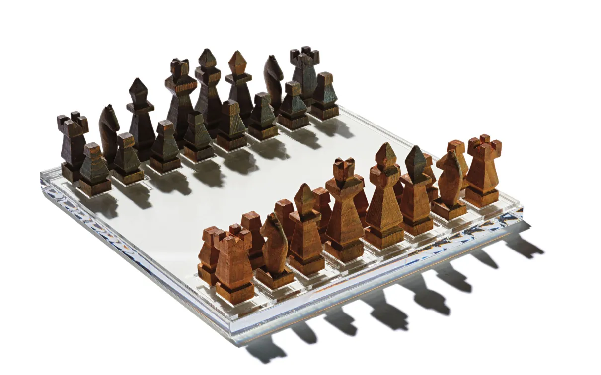 Jeu d'échecs fabriqué par un prisonnier avec une boîte de rangement faite d'une boîte de sardines.