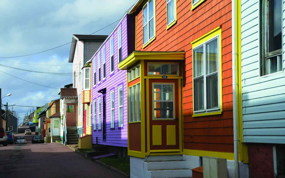 Une rangée de maisons colorées.