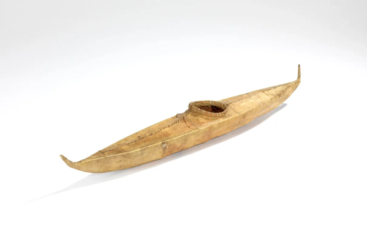 Modèle de kayak de 43 cm recouvert d'une peau marron clair cousue à l'aide de tendons.