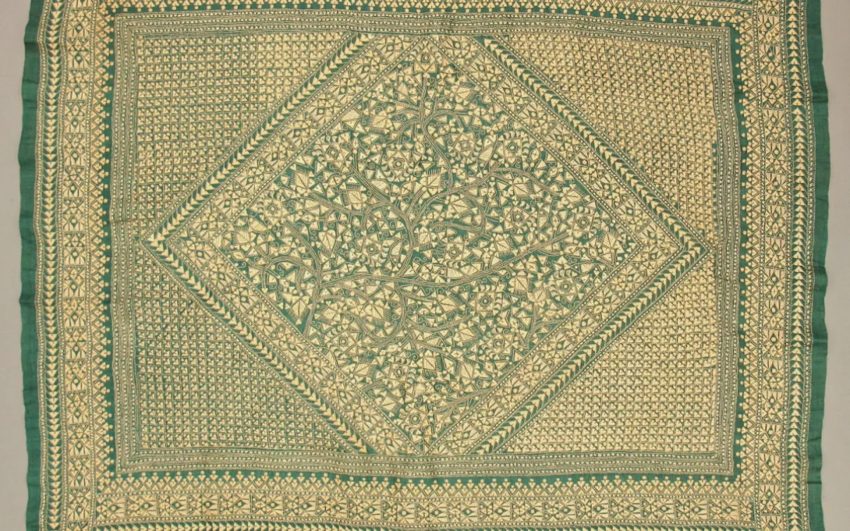 Textile carré avec des bordures vertes et des motifs floraux complexes à l'intérieur d'un losange au centre.