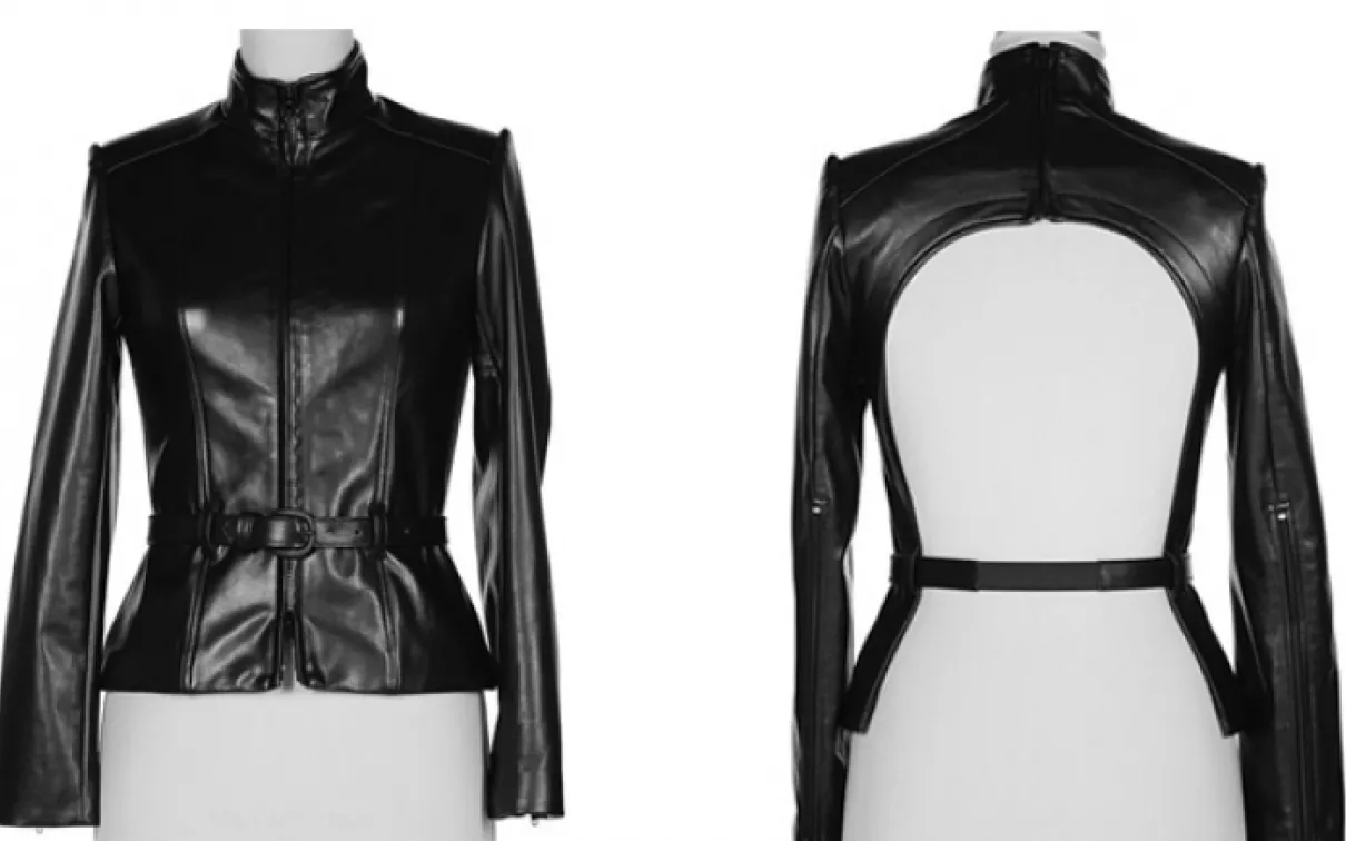Vues avant et arrière d'une veste en cuir noir avec un col haut et une grande découpe ouverte dans le dos.