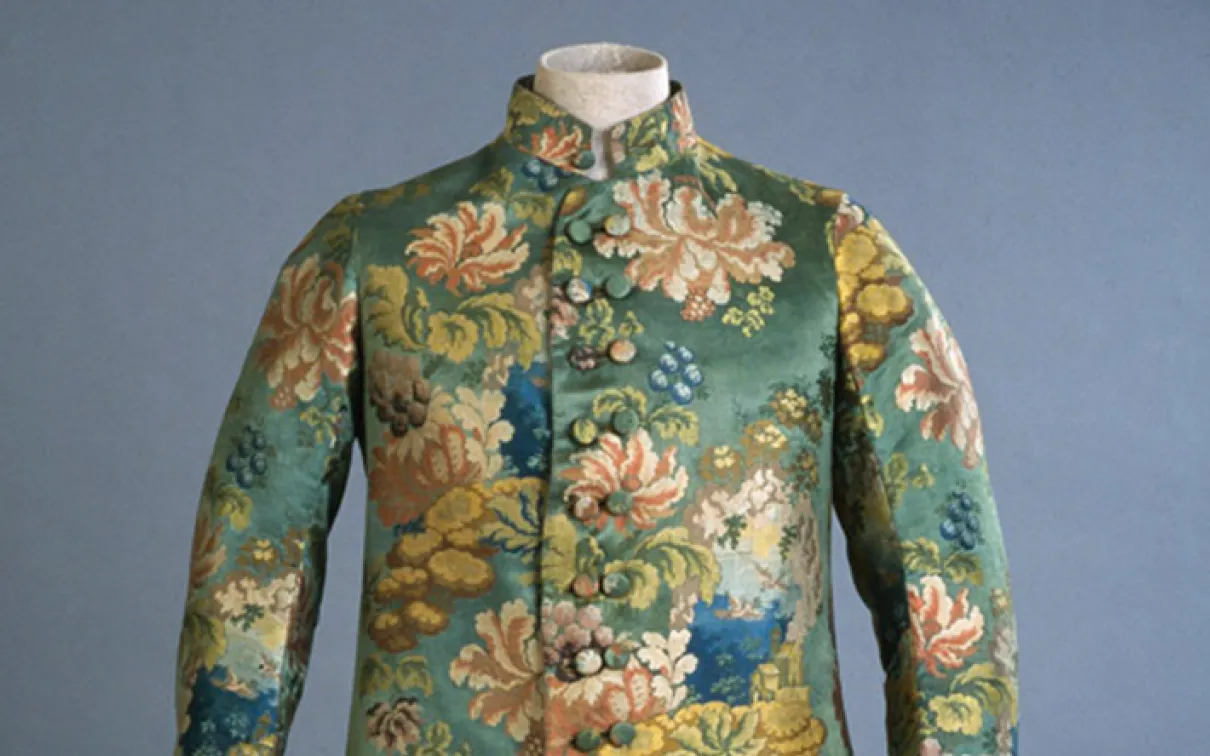 Veste de cour pour homme en soie verte avec un motif floral en rose, bleu et beige.