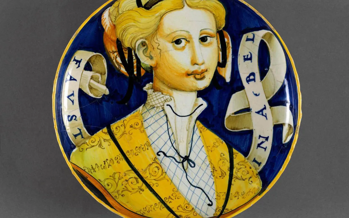 Assiette en poterie italienne avec une femme peinte dessus.