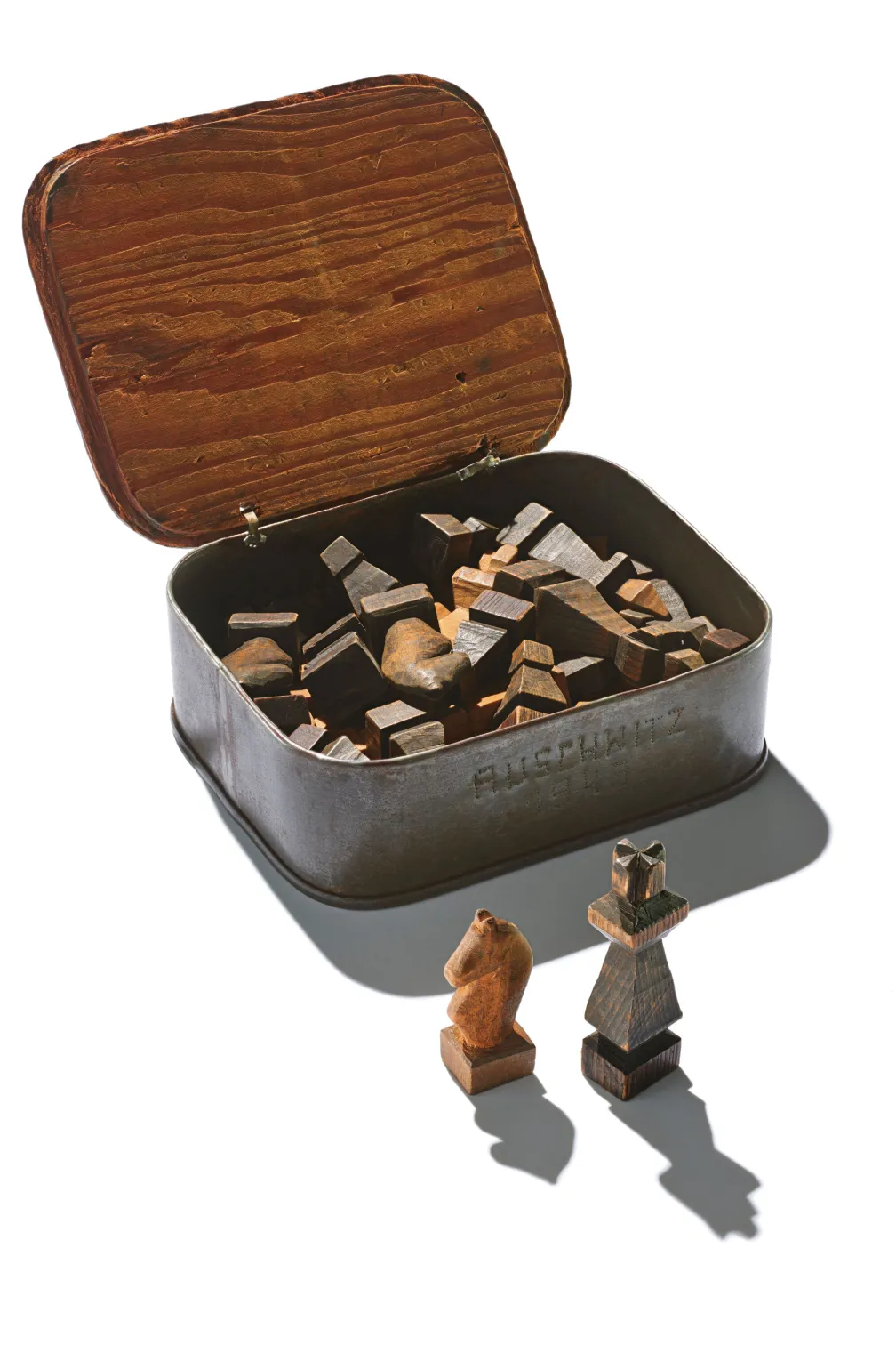 Jeu d'échecs fabriqué par un prisonnier avec une boîte de rangement faite d'une boîte de sardines.