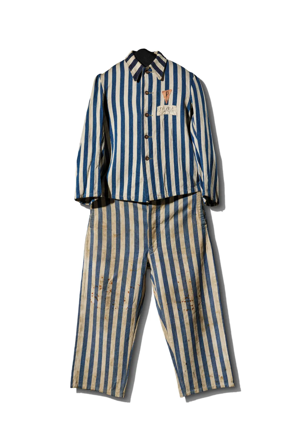 Uniforme rayé bleu et blanc porté par Marian Kostuch, prisonnier politique polonais (1940-44)
