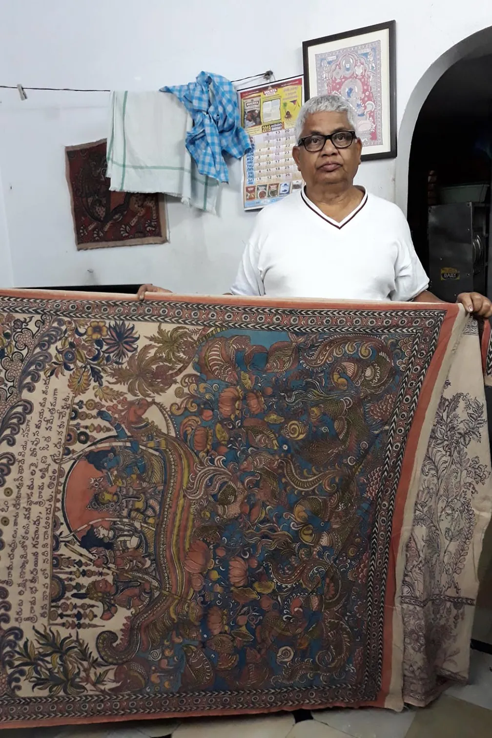 Homme tenant un textile imprimé