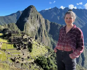 Dame au premier plan et montagnes à l'arrière-plan