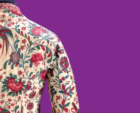 Tissu à motifs floraux rouges et bleus sur fond clair et sur fond violet.