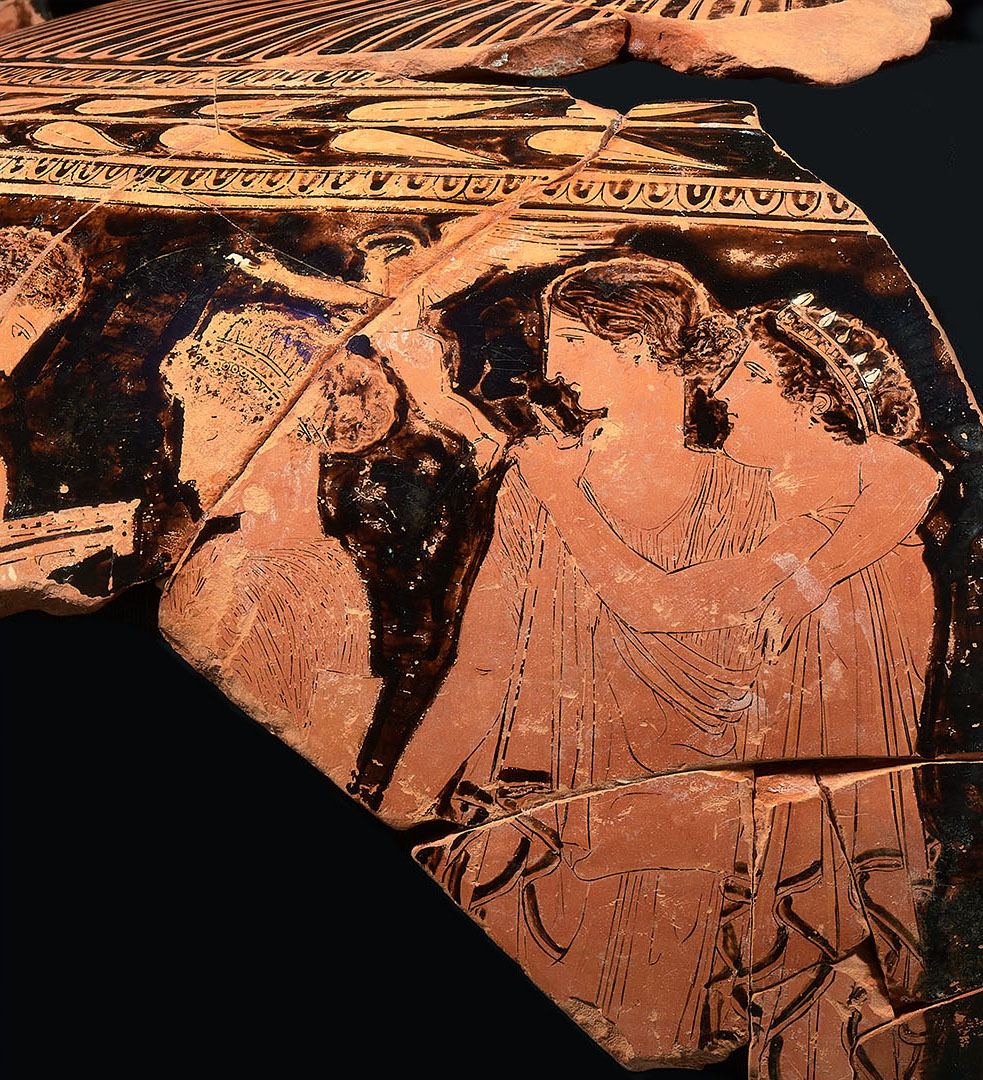 Fragment de poterie grecque antique en terre cuite représentant deux personnages de profil avec des motifs décoratifs au-dessus.